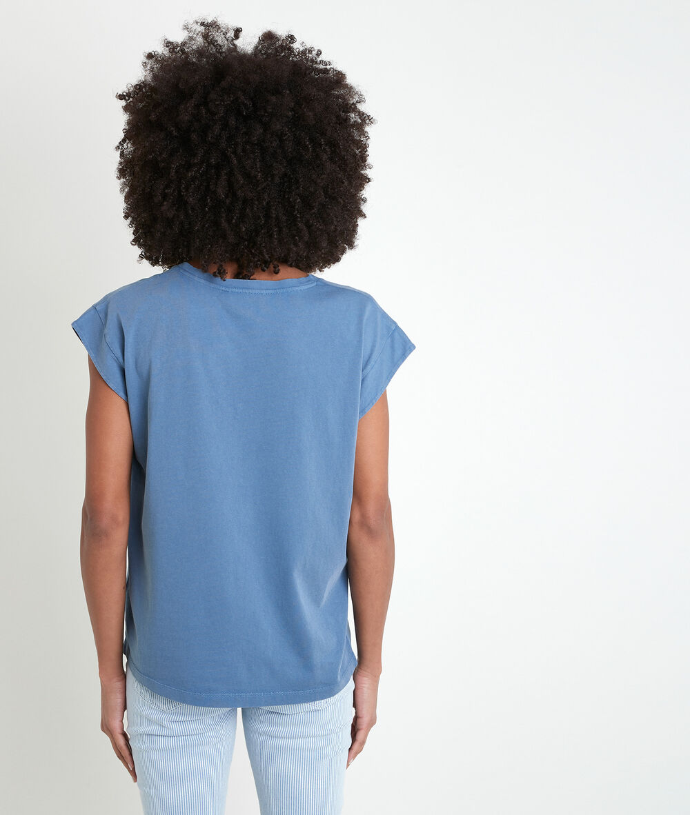 Tee-shirt en coton biologique bleu ideal denim brut.