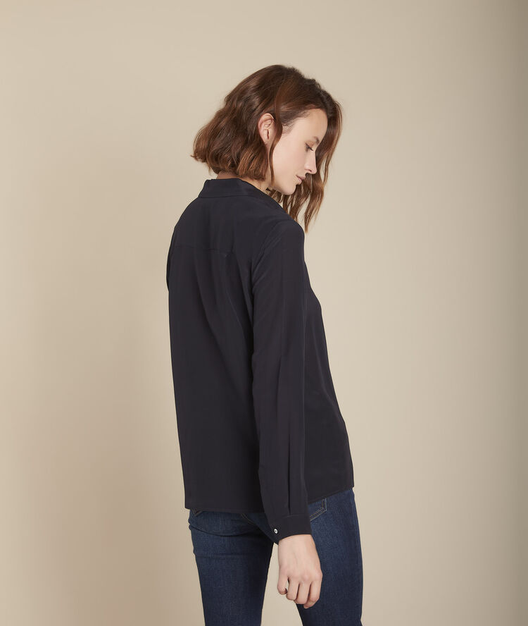 Chemise marine en soie maelle marine.