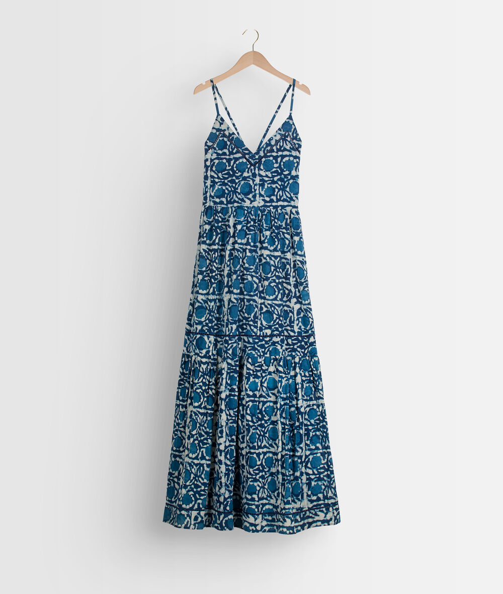 Robe longue à bretelles fines imprimée bleue safia denim brut.
