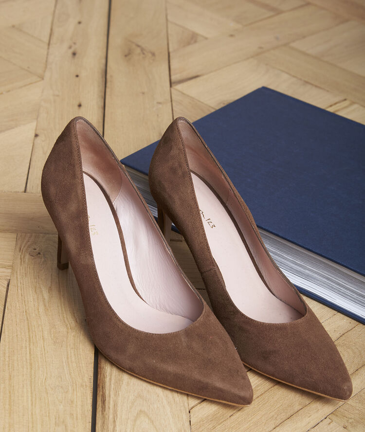 Escarpins en cuir velours &eacute;b&egrave;ne kelly marron fonce.