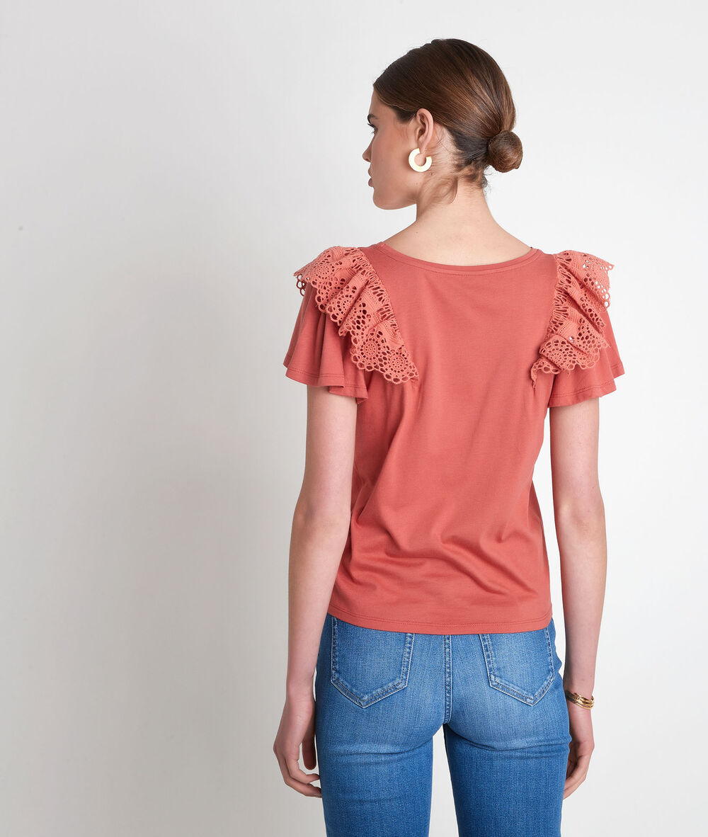 Tee-shirt en coton biologique à broderies rose eclat pêche.