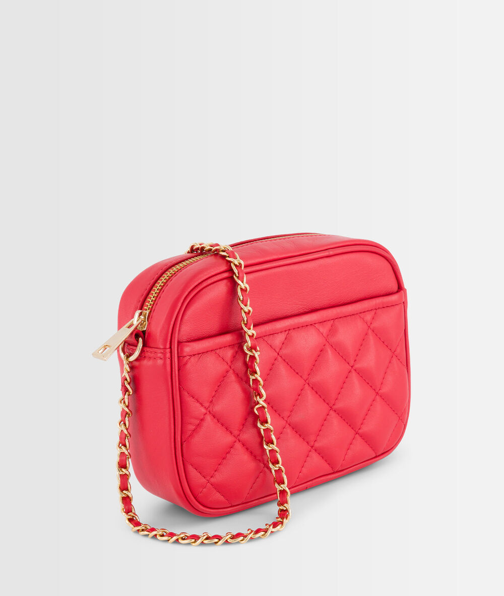 Pochette en cuir matelassée rouge dan rouge.