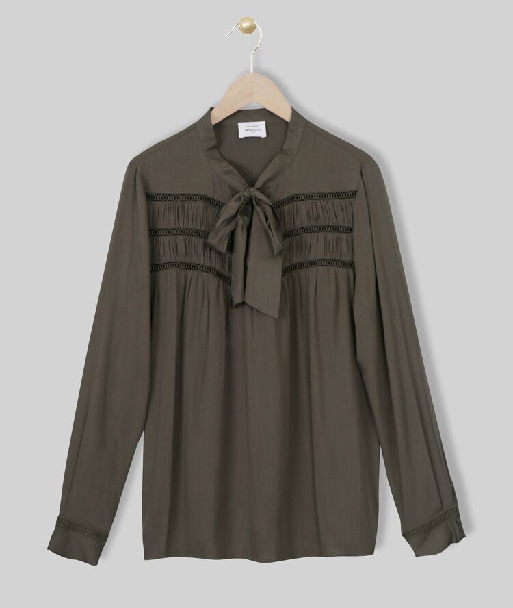 Blouse kaki lavallière et dentelle moulin kaki.