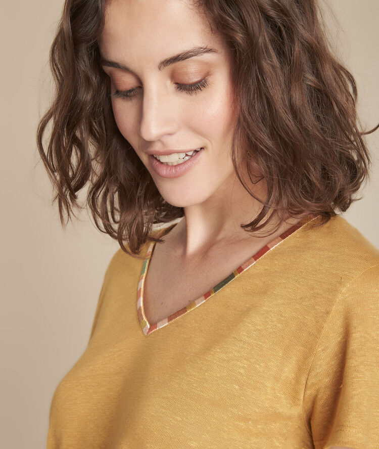 Geen t-shirt met geborduurde halsuitsnijding van linnen capri ocre.