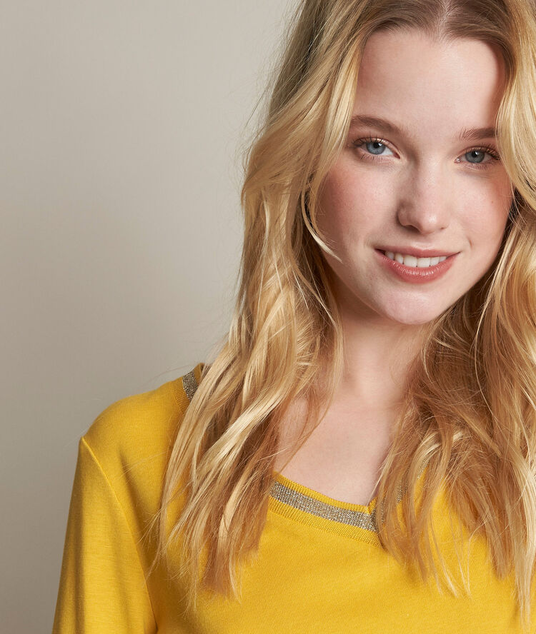 Tee-shirt jaune col fantaisie calypso miel.