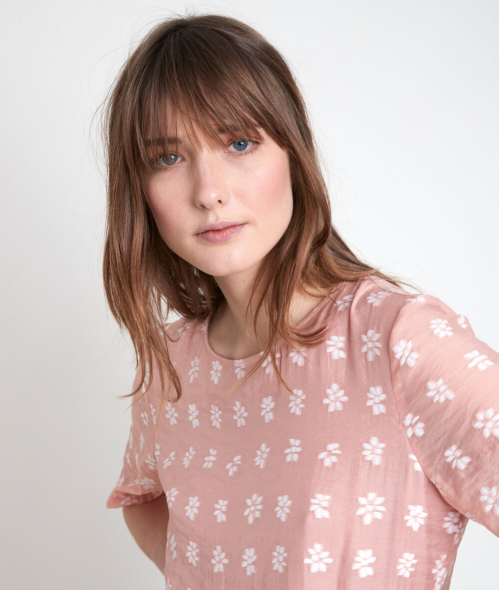 Robe rose brodée chaima make up.