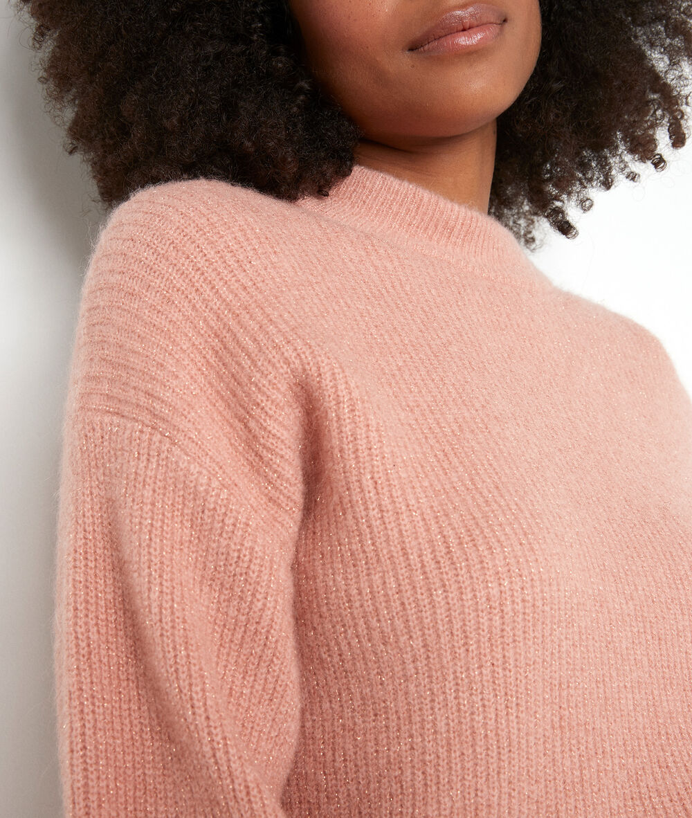 Pull en maille rose poudré tabasco blush.