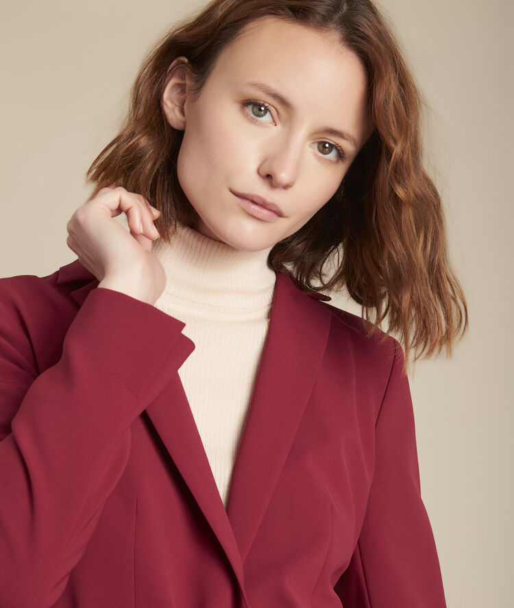 Veste en microfibre ceinturée bongo bordeaux.