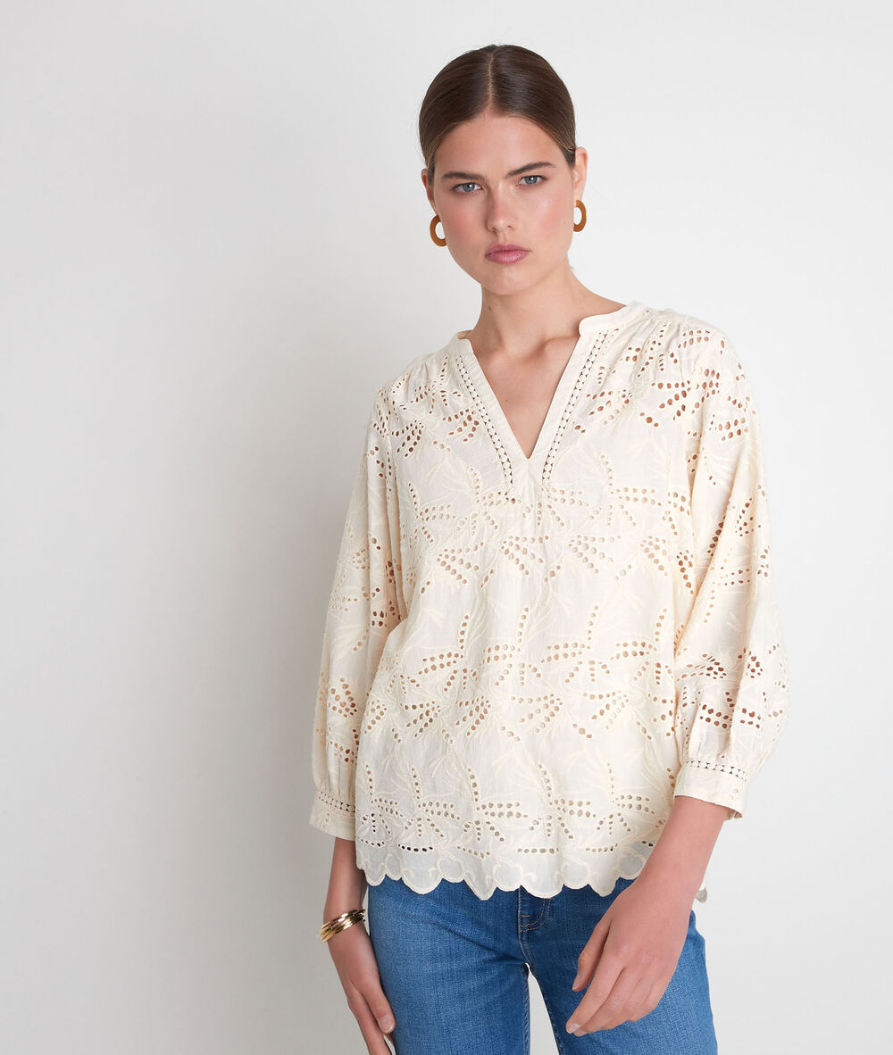 Strogele blouse met engels borduurwerk tebene paille.