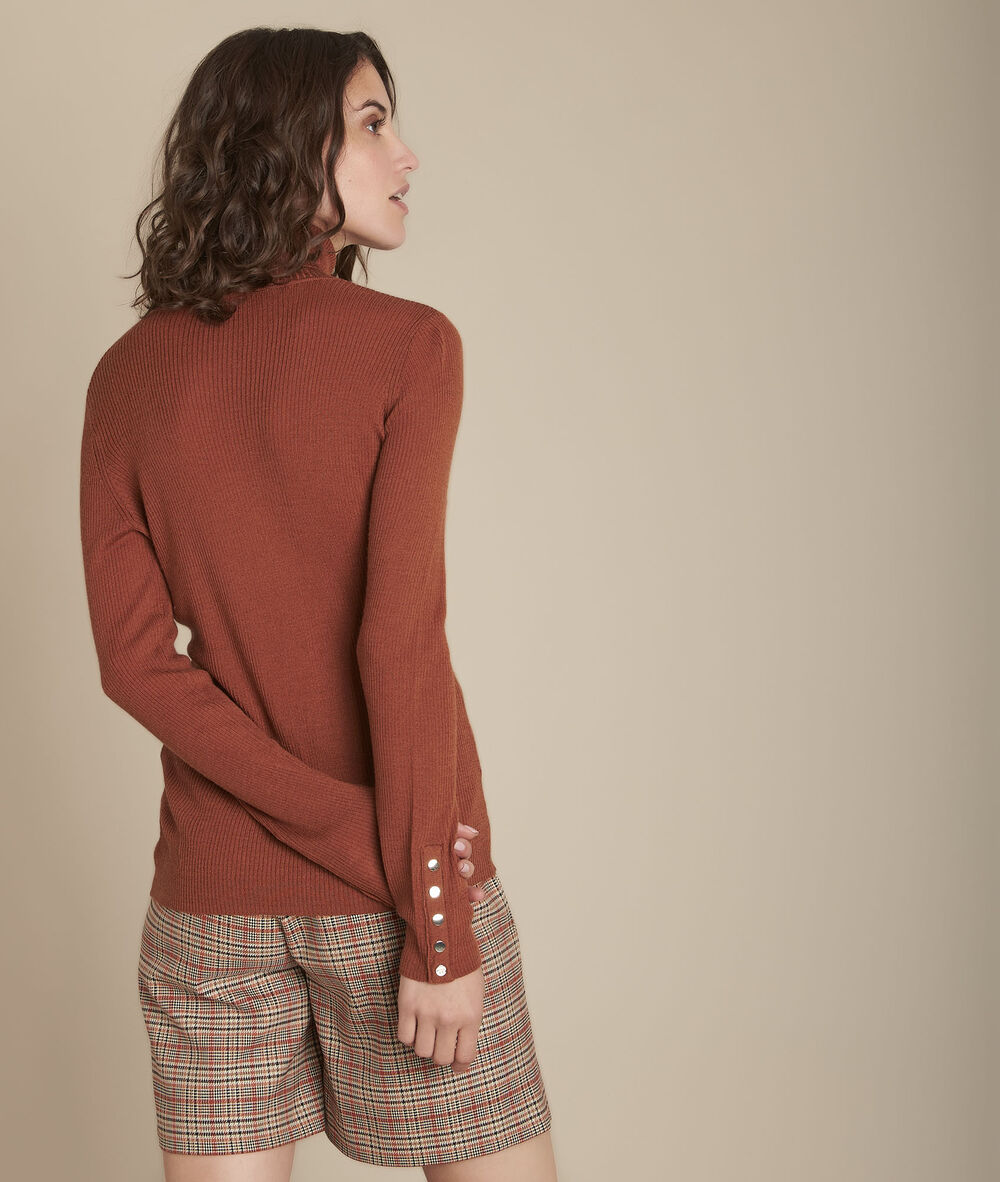Pull acajou côtelé col roulé florale caramel.