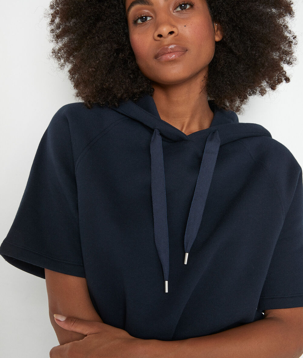 Marineblauwe sweater met korte mouwen en capuchon enzo marine.
