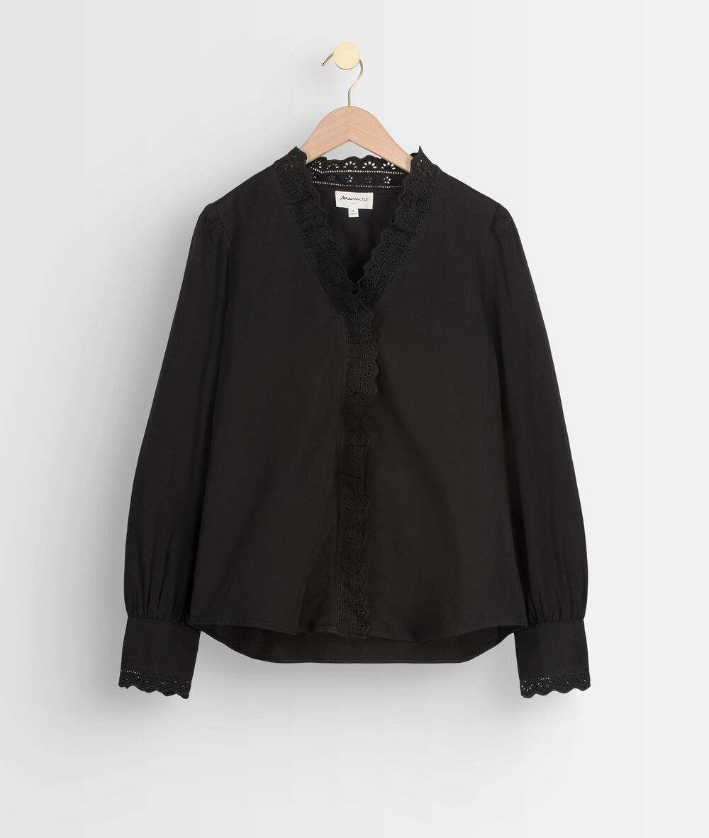 Chemise romantique en coton noir et broderies noir.