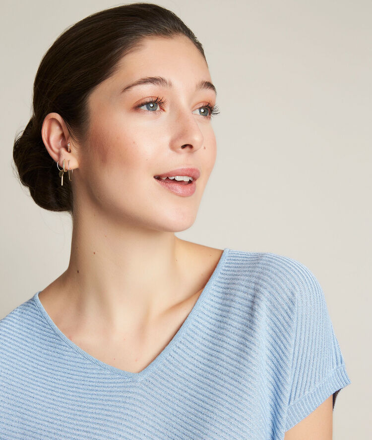 Pull bleu ciel deria nuage.