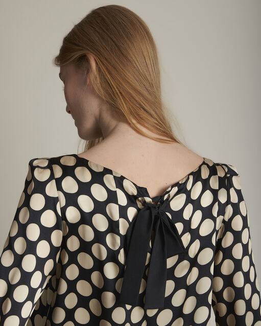 Robe noire à pois en soie rosie noir.