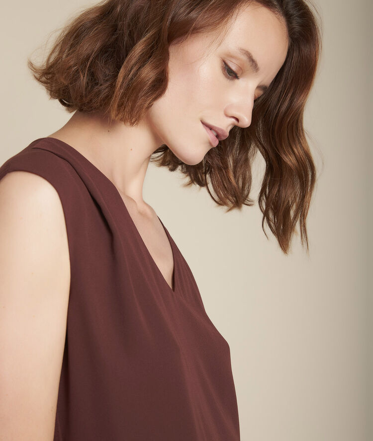 Ebbenhoutkleurige blouse met v-hals neptune marron fonce.
