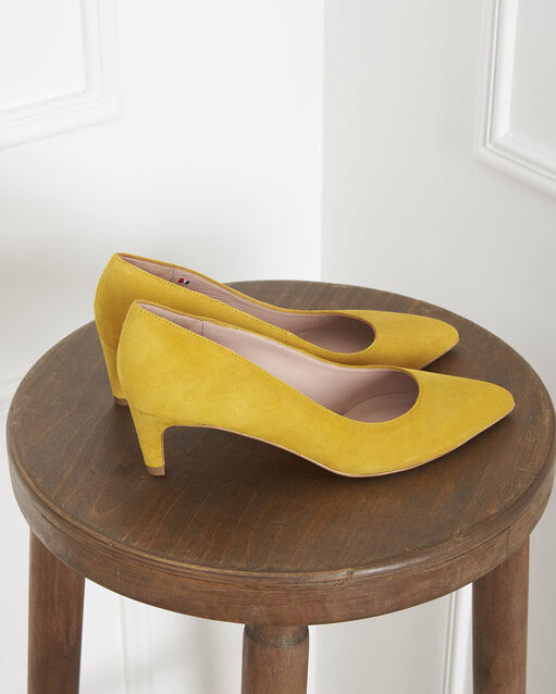 Escarpins jaunes en cuir velours lili ocre.