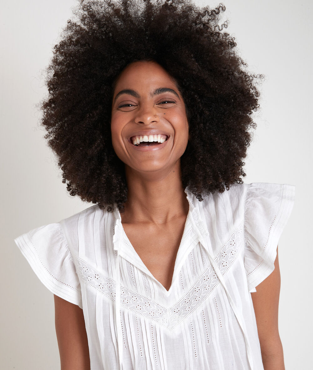Blouse romantique brodée blanche ambre ecru.