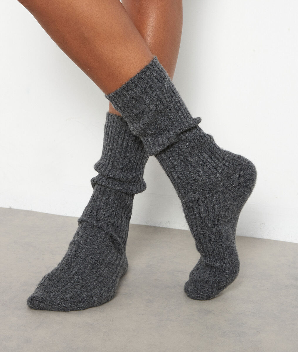 Chaussettes en cachemire côtelé gris anthracite Thevan | 1-2-3 Chaussettes en cachemire côtelé gris anthracite Thevan PhotoZ | 1-2-3
