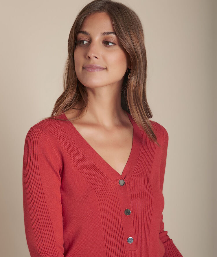 Backsteinfarbener pullover aus jersey und rippstrick fabienne sand.
