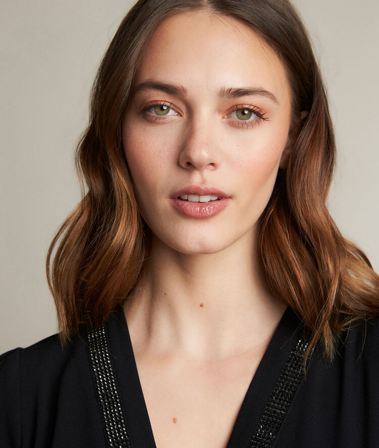 Robe en crêpe col bijou fabe noir.