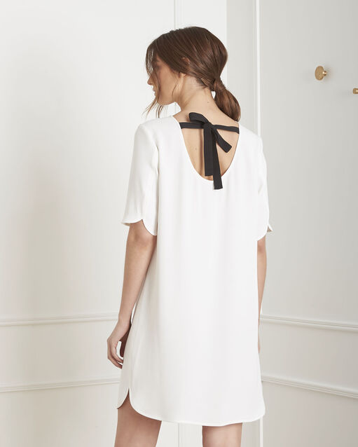 Robe écrue en crêpe détail noeud liesse ecru.