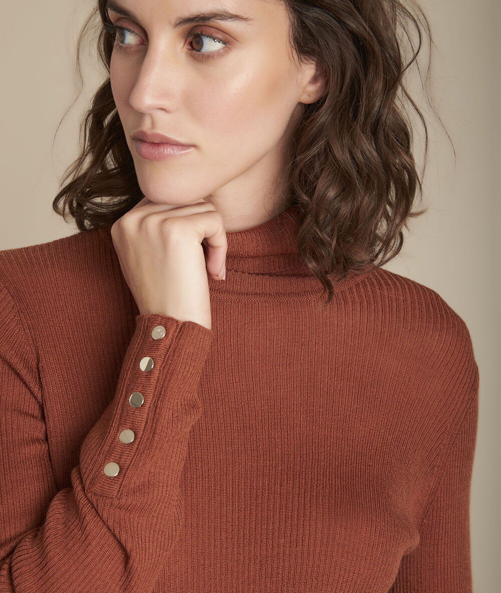 Pull acajou côtelé col roulé florale caramel.