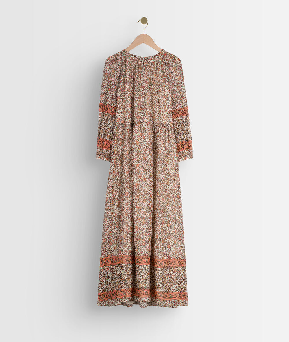 Robe longue imprimée vieux rose satine poudre.