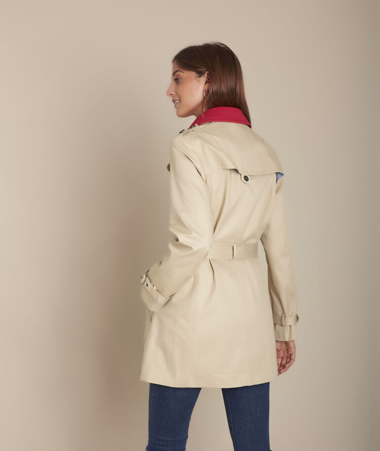 Kurzer, havannabrauner trenchcoat mit kragen in kontrastfarbe quoralie camel.