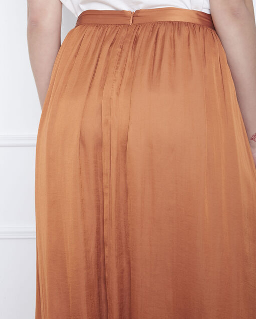 Jupe marron longue plissée effet satin sissi caramel.