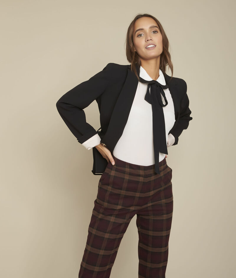 Blouse en soie col fantaisie madeleine ecru.