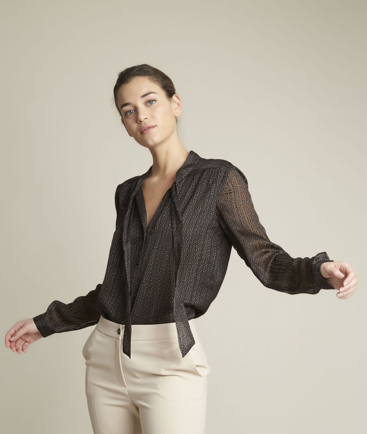 Blouse met print en lavalli&egrave;rekraag emie zwart.