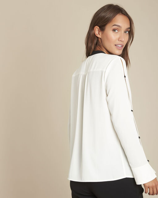 Blouse écrue à encolure contrastée marguerite ecru.