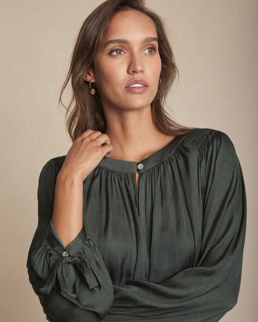 Dunkelgrüne, weich fallende Bluse mit Sattlerstich am Halsausschnitt Mamantha (2) - Maison 123