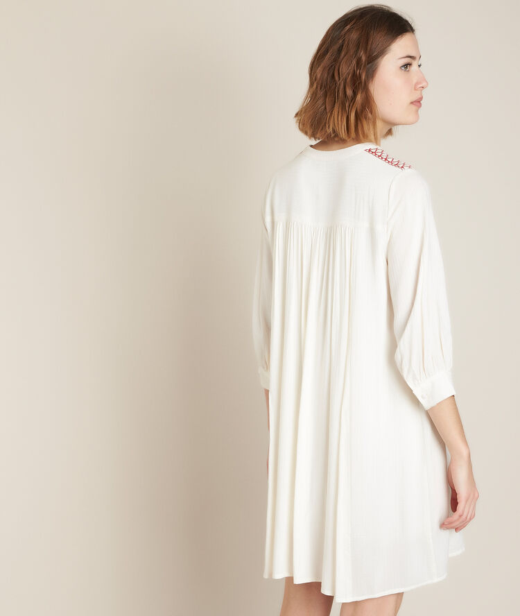 Robe droite brodée clea blanc casse.