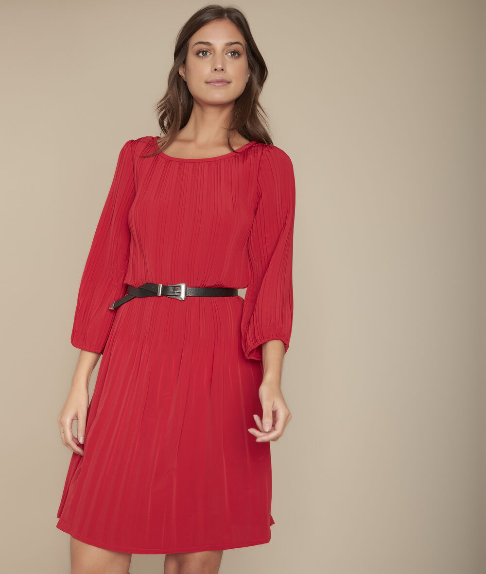 Robe plissée rouge iris grenade.