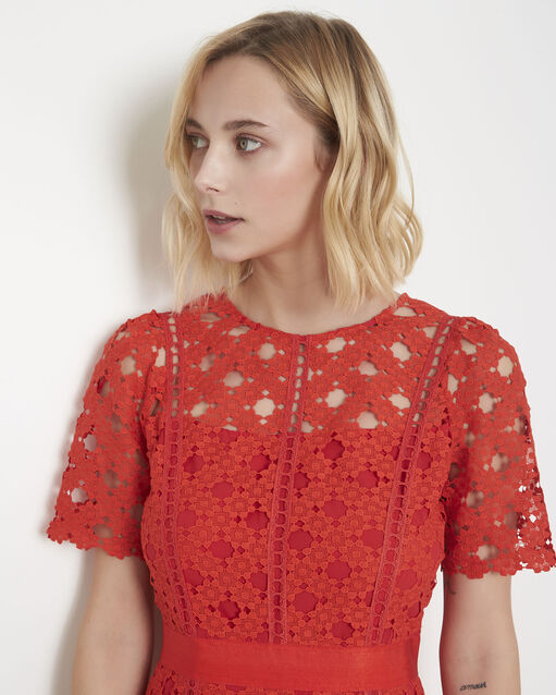 Robe rouge en dentelle heaven geranium.