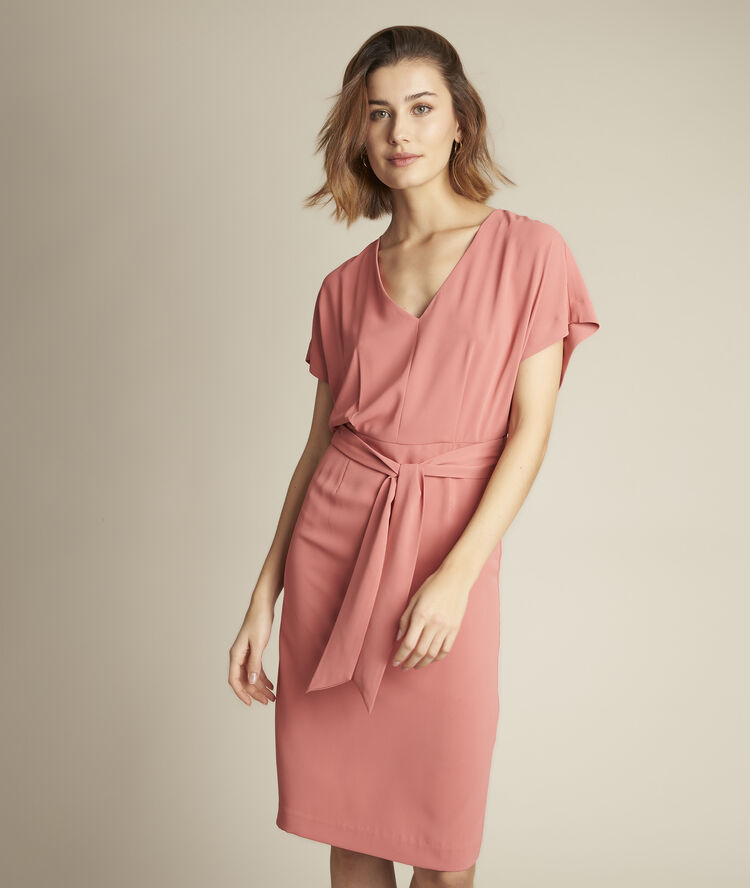 Robe en cr&ecirc;pe ceintur&eacute;e of&eacute;lie rose pale.