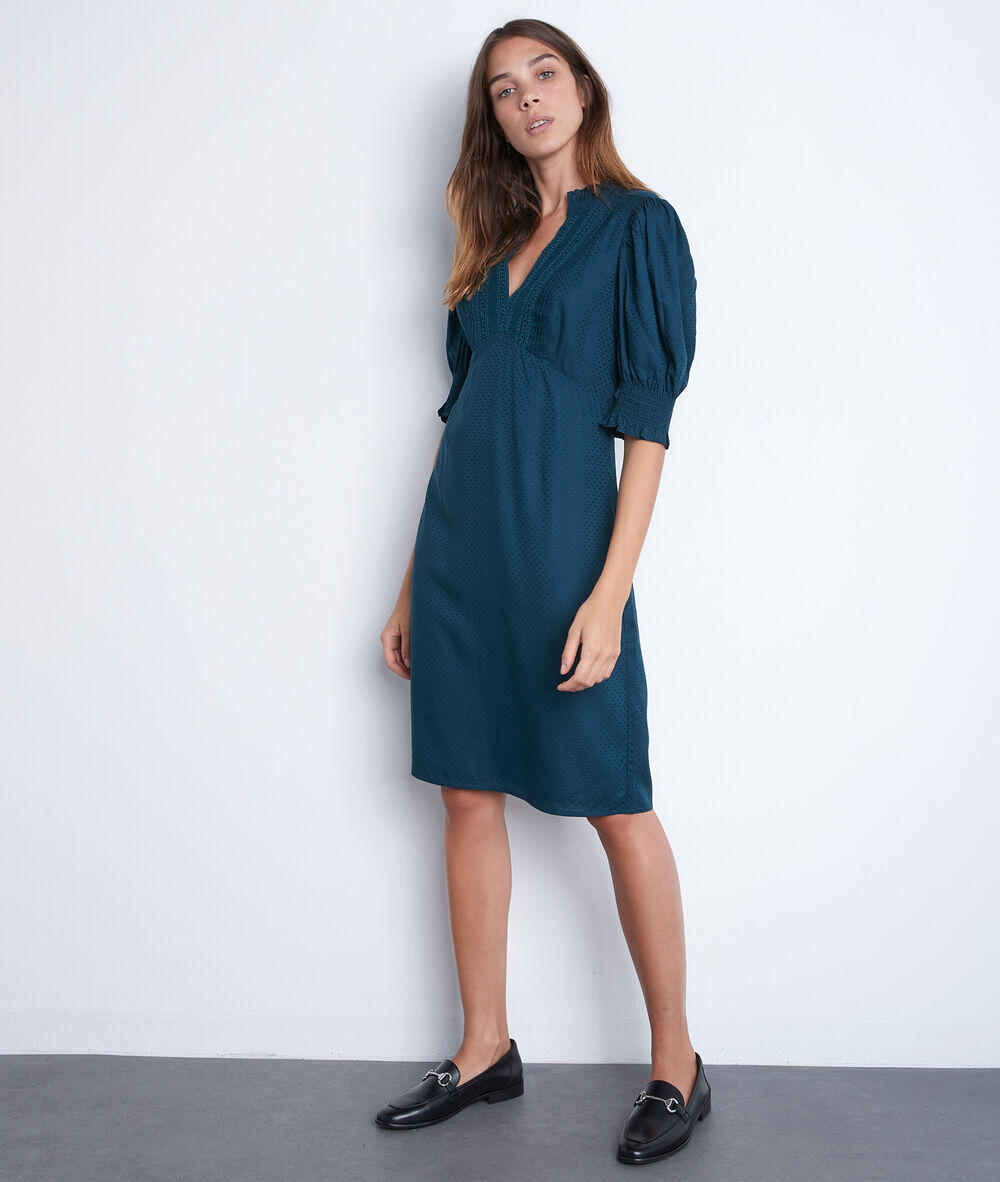 Robe élégante à manches ballon et broderies verte sorelle cypres.