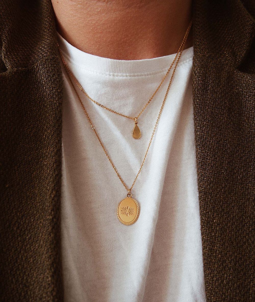 Collier m&eacute;daille fleurs or bijoux l&eacute;one.