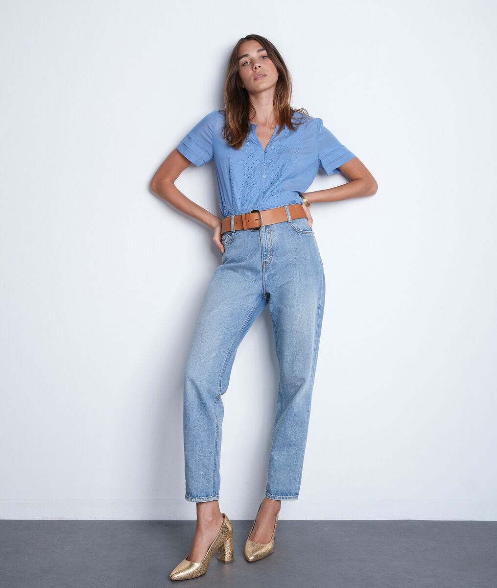 Blouse à manches courtes brodée bleu ciel Auriane | 1-2-3 Blouse à manches courtes brodée bleu ciel Auriane PhotoZ | 1-2-3
