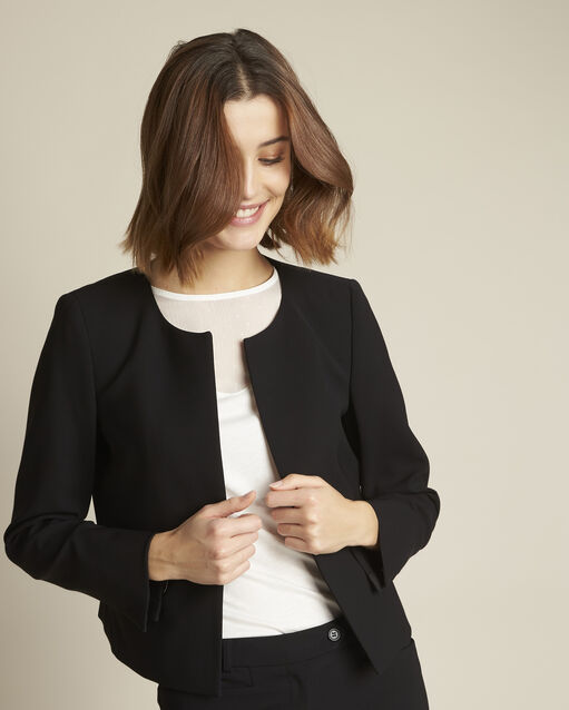 Zwart jasje met zakken met sluitklep uit microvezel charme noir.