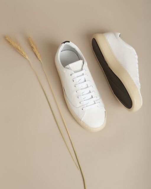 Baskets blanches en cuir gravière blanc.