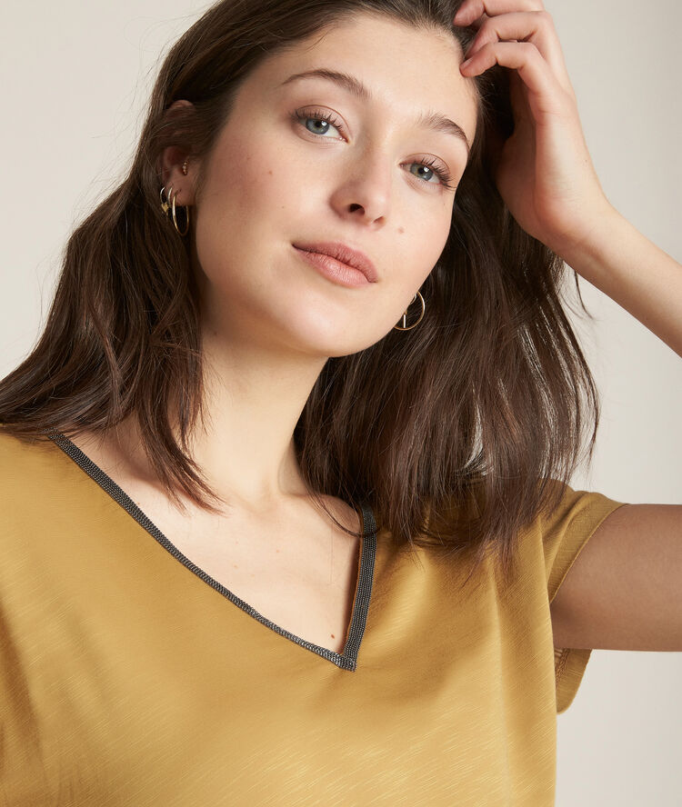 Tee-shirt ocre encolure perlée remy craie.