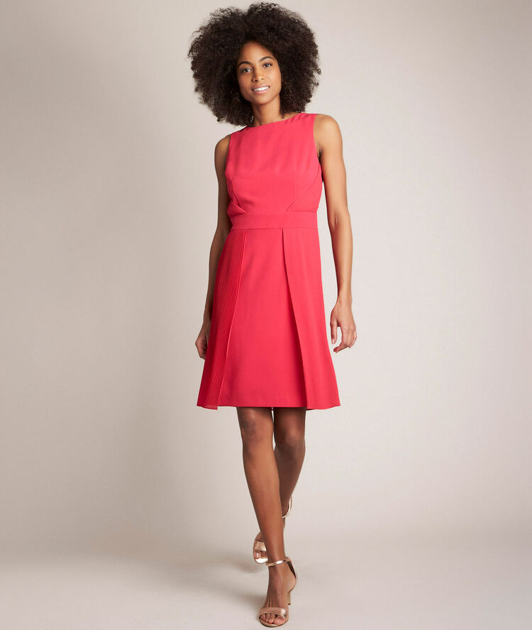 Robe pliss&eacute;e orlande fuchsia fonce.