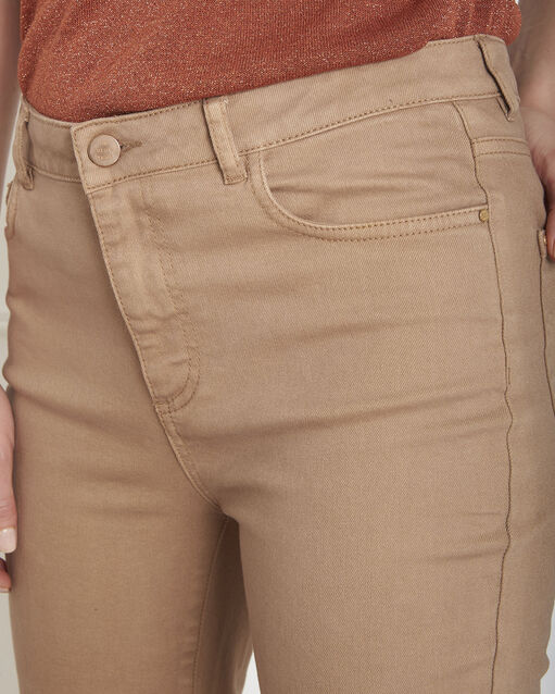 Jean droit camel come naturel.