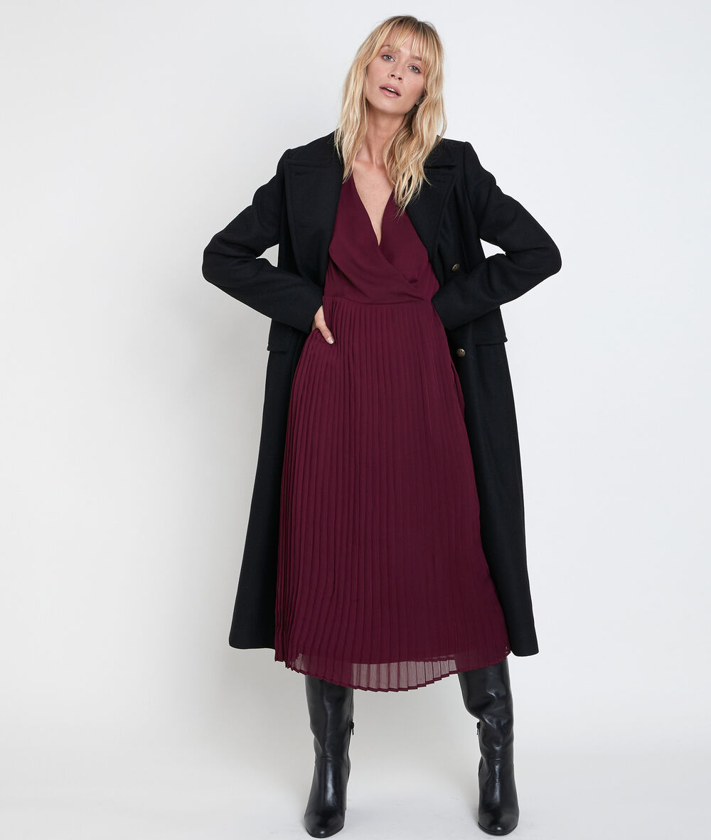 Robe longue plissée grenat caresse grenat.