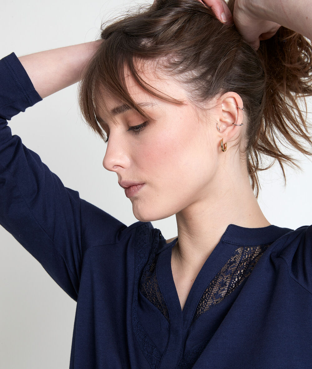 Top en dentelle marine iris marine.