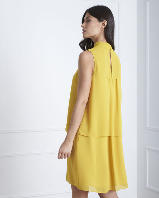 Gelbes kleid mit hohem ausschnitt anis.