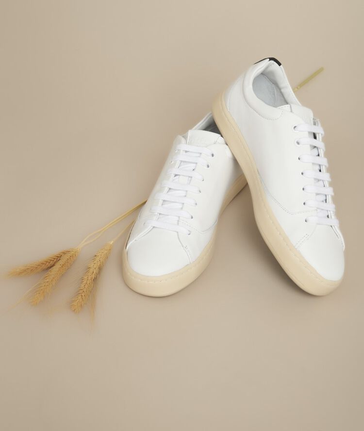 Witte leren sneakers gravi&egrave;re blanc.