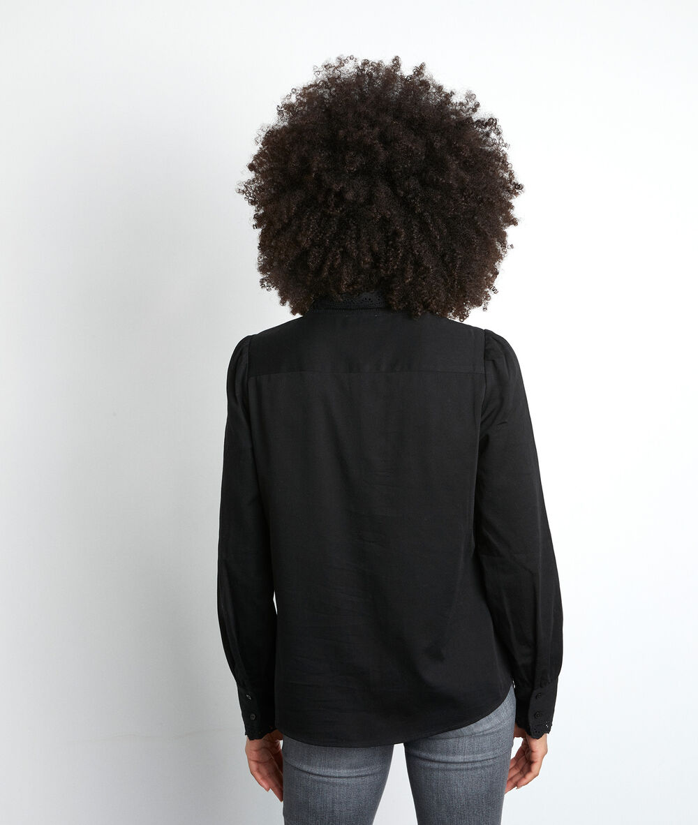 Chemise romantique en coton noir et broderies noir.